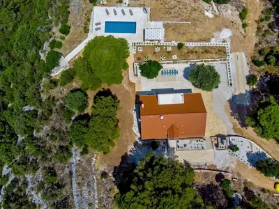 Ptičja perspektiva objekta Luxury Villa Castello di Pietra Brač with Heated Pool near Pučišća