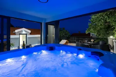 Bazen u objektu Villa Falcon House, 3-bedroom villa with heated 36 sqm pool, Jacuzzi, Finnish sauna ili u blizini