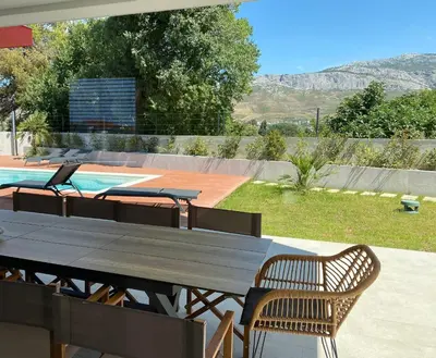 Pogled na planine ili pogled na planine iz vila