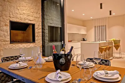 Pića u objektu Luxury Villa Raquel Šolta with pool & gym steps from the sea
