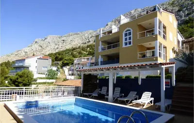 Bazen u objektu 1 Bedroom Beautiful Apartment In Mimice ili u blizini