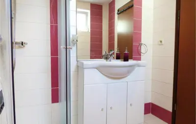 Kupaonica u objektu 3 Bedroom Stunning Home In Mimice