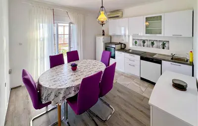 Kuhinja ili čajna kuhinja u objektu 2 Bedroom Beautiful Apartment In Podstrana