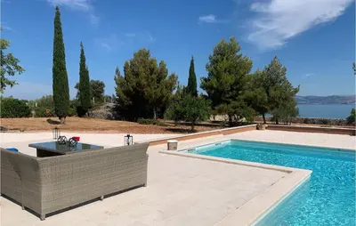 Bazen u objektu Beach Front Home In Supetar ili u blizini