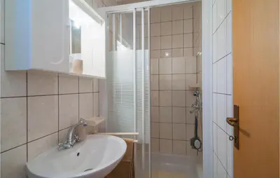 Kupaonica u objektu 1 Bedroom Gorgeous Apartment In Jesenice