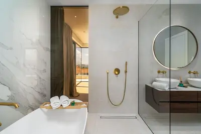 Kupaonica u objektu Seaview Villa Nocturno with 4 en-suite bedrooms, private 35smq infinity pool with hydromassage