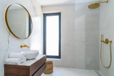 Kupaonica u objektu Seaview Villa Nocturno with 4 en-suite bedrooms, private 35smq infinity pool with hydromassage