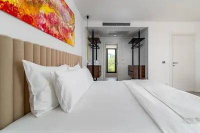 Krevet ili kreveti u jedinici u objektu Seaview Villa Nocturno with 4 en-suite bedrooms, private 35smq infinity pool with hydromassage
