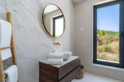 Kupaonica u objektu Seaview Villa Nocturno with 4 en-suite bedrooms, private 35smq infinity pool with hydromassage
