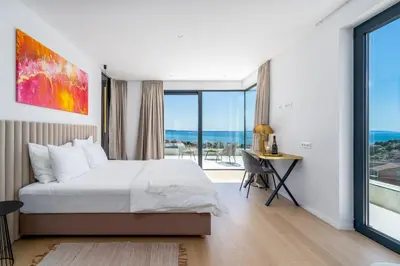 Krevet ili kreveti u jedinici u objektu Seaview Villa Nocturno with 4 en-suite bedrooms, private 35smq infinity pool with hydromassage