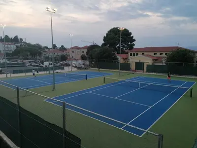Tereni za tenis i/ili skvoš u sklopu objekta Apartments BlueView ili u blizini