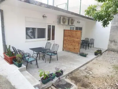 Popločani dio dvorišta ili vanjski dio objekta STUDIO APARTMENTS BaskaH2O