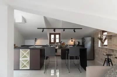 Kuhinja ili čajna kuhinja u objektu Charming stone apartment with jacuzzi in center of Omiš
