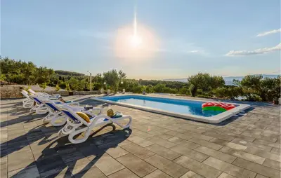 Bazen u objektu Amazing Home In Splitska-Supetar ili u blizini