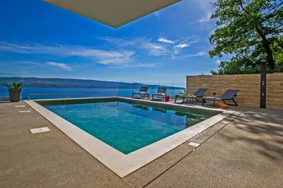 Bazen u objektu Villa Dispet, sea view, heated pool, cinema, wellness ili u blizini