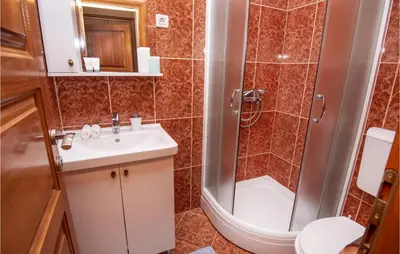 Kupaonica u objektu Beautiful Apartment In Podstrana With Wifi