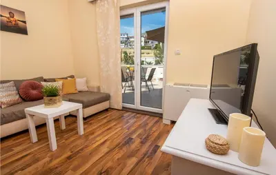 TV i/ili zabavni centar u objektu 1 Bedroom Amazing Apartment In Podstrana