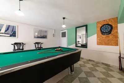 Stol za biljar u objektu House Anka