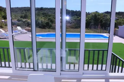 Bazen u objektu House Nane Garden ili u blizini