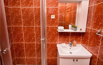 Kupaonica u objektu Nice Apartment In Podstrana With Wifi