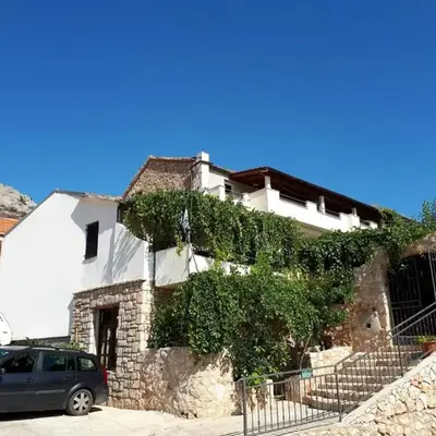 Apartments with parking space Ivan Dolac
