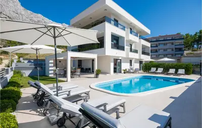 Bazen u objektu Stunning Apartment In Baska Voda ili u blizini