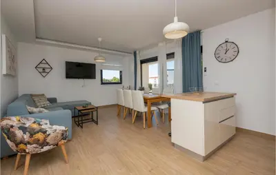 Kuhinja ili čajna kuhinja u objektu Stunning Apartment In Baska Voda