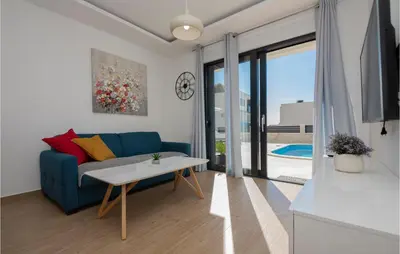 Bazen u objektu Cozy Apartment In Baska Voda ili u blizini