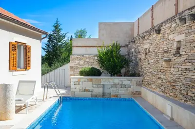 Bazen u objektu Villa Aries ili u blizini
