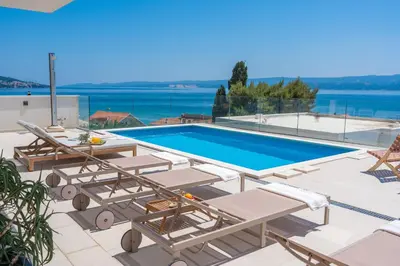 Bazen u objektu Luxurious VILLA LAPIS - heated pool, sauna, gym and spa, 120m to sandy beach ili u blizini