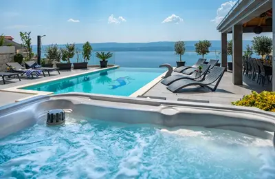 Bazen u objektu Luxury Villa POCRNJA -heated pool, sauna, jacuzzi, pool table ili u blizini