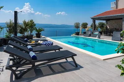 Bazen u objektu Luxury Villa POCRNJA -heated pool, sauna, jacuzzi, pool table ili u blizini