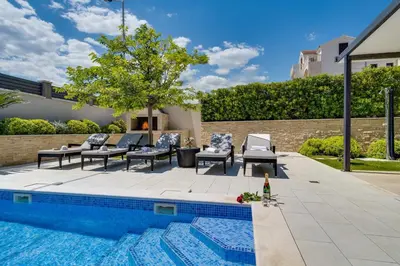 Bazen u objektu Luxury Villa Lucas with heated pool, whirlpool, sauna, 14 pax ili u blizini