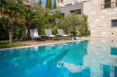 Bazen u objektu Luxury beachfront VILLA FLORES heated outdoor, indoor pool, whirlpool, sauna ili u blizini