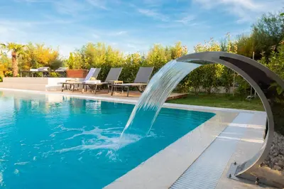 Bazen u objektu Luxury beachfront VILLA FLORES heated outdoor, indoor pool, whirlpool, sauna ili u blizini