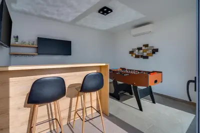 TV i/ili zabavni centar u objektu Seaview Villa Big Blue with 32sqm heated pool, 4 bedrooms, and 3 bathrooms