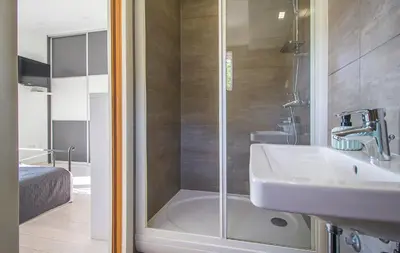 Kupaonica u objektu Villa Ume - heated pool, sauna, volleyball court