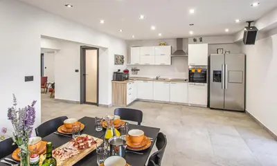 Kuhinja ili čajna kuhinja u objektu Villa Ume - heated pool, sauna, volleyball court