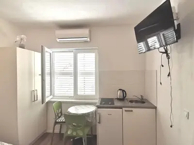 Kuhinja ili čajna kuhinja u objektu Top studio 7 Makarska rivijera Promajna