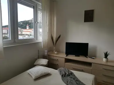 TV i/ili zabavni centar u objektu Charming studio with river view