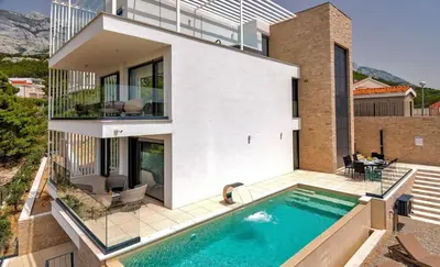 Bazen u objektu Luxury Villa Delight I in Promajna with Private Pool, Gym, Sauna & Jacuzzi ili u blizini
