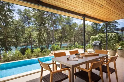 Bazen u objektu Valamar Amicor Resort ili u blizini