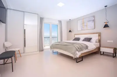 Krevet ili kreveti u jedinici u objektu Beachfront Villa Draga with 32sqm private, heated pool, 4 bedrooms, sea view