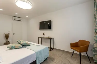 TV i/ili zabavni centar u objektu Luxe villa with pool, jacuzzi, and sauna