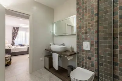 Kupaonica u objektu Luxe villa with pool, jacuzzi, and sauna