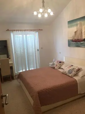 Krevet ili kreveti u jedinici u objektu Sea view apartment near the beach S2-Jelsa center