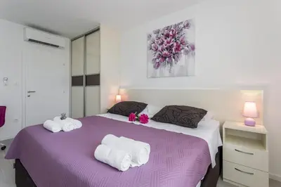 Krevet ili kreveti u jedinici u objektu Apartment in Podstrana-Sv Martin with sea view, terrace, air conditioning, WiFi 4777-1