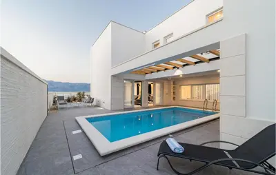Bazen u objektu Beach Front Home In Povlja ili u blizini