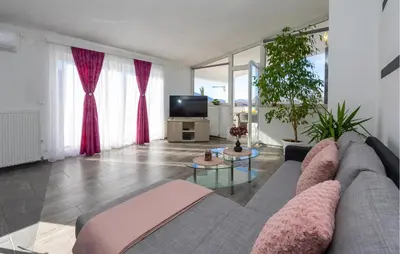 TV i/ili zabavni centar u objektu Gorgeous Apartment In Slime