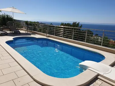 Bazen u objektu Apartments KARLO ili u blizini